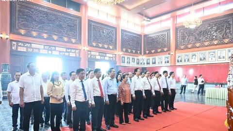 Chủ tịch Quốc hội dâng hương tưởng niệm các Anh hùng liệt sĩ, tri ân người có công tại An Giang