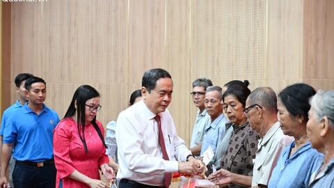 Chủ tịch Quốc hội tặng quà gia đình chính sách, công nhân, người lao động khó khăn trên địa bàn tỉnh An Giang