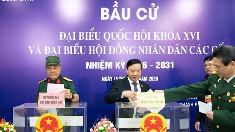 [Ảnh] Phó Chủ tịch Quốc hội Nguyễn Khắc Định bỏ phiếu bầu cử tại phường Cầu Giấy, Hà Nội
