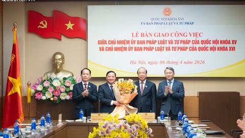 [Ảnh] Lễ bàn giao công tác giữa Chủ nhiệm Ủy ban Pháp luật và Tư pháp khoá XV và Chủ nhiệm Ủy ban Pháp luật và Tư pháp khoá XVI