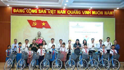 Phó Chủ tịch Quốc hội Nguyễn Hồng Diên trao tặng xe đạp cho học sinh phường Hoài Nhơn Bắc, tỉnh Gia Lai