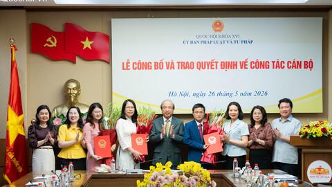 Ủy ban Pháp luật và Tư pháp công bố và trao Quyết định về công tác cán bộ