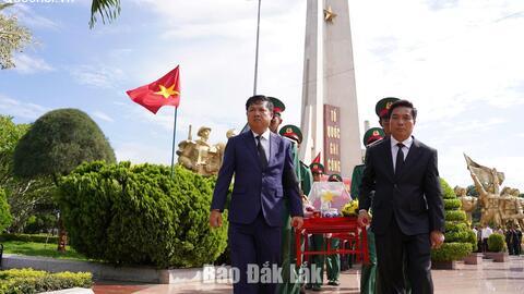 Phó Chủ tịch Quốc hội, Thượng tướng Nguyễn Doãn Anh dự Lễ viếng, truy điệu và an táng 27 hài cốt liệt sĩ hy sinh tại Campuchia