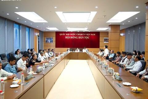 Phó Chủ tịch Hội đồng Dân tộc Đinh Thị Phương Lan tiếp Đoàn đại biểu người có uy tín tỉnh Quảng Ngãi