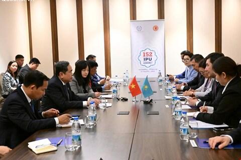 Chủ tịch Quốc hội Trần Thanh Mẫn gặp Chủ tịch Hạ viện Kazakhstan nhân dịp Đại hội đồng IPU-152