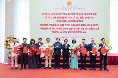 Lễ trao Nghị quyết cho các Ủy viên là đại biểu Quốc hội hoạt động chuyên trách tại Ủy ban Quốc phòng, An ninh và Đối ngoại của Quốc hội khóa XVI