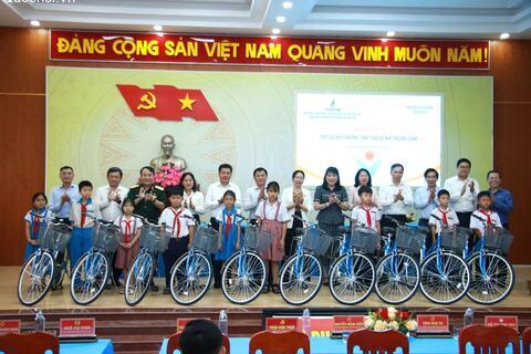 Phó Chủ tịch Quốc hội Nguyễn Hồng Diên trao tặng xe đạp cho học sinh phường Hoài Nhơn Bắc, tỉnh Gia Lai