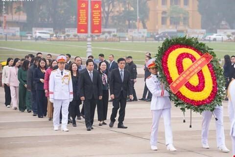 Đoàn đại biểu Văn phòng Quốc hội vào Lăng viếng Chủ tịch Hồ Chí Minh và dâng hương tại Nghĩa trang Mai Dịch