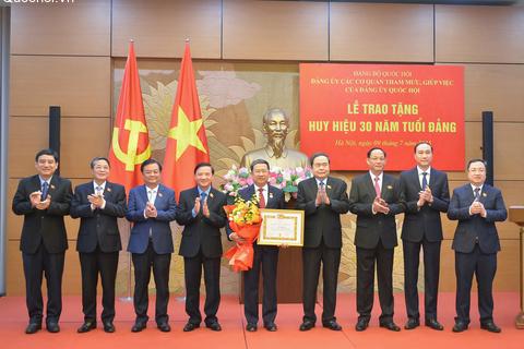 Chủ tịch Quốc hội Trần Thanh Mẫn dự Lễ trao Huy hiệu 30 năm tuổi Đảng