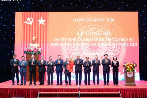Tổng Bí thư Tô Lâm trao Quyết định của Bộ Chính trị về nhân sự Phó Bí thư Thường trực Đảng ủy Quốc hội