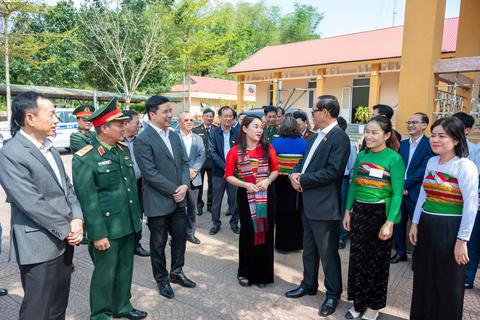 Phó Chủ tịch Quốc hội, Thượng tướng Trần Quang Phương kiểm tra công tác chuẩn bị bầu cử tại xã Pù Luông, tỉnh Thanh Hóa