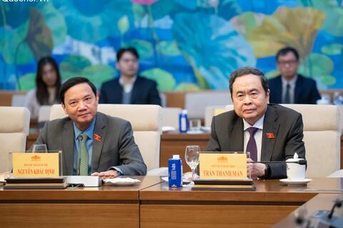 Chủ tịch Quốc hội Trần Thanh Mẫn trao tặng Bằng khen của UBTVQH cho tập thể, cá nhân có thành tích xuất sắc trong công tác chuyển đổi số