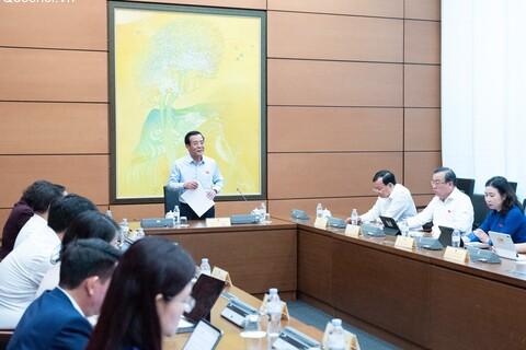 Ảnh: Thảo luận ở Tổ 3 (gồm Đoàn ĐBQH tỉnh Thanh Hóa và Tây Ninh) chiều 21/4