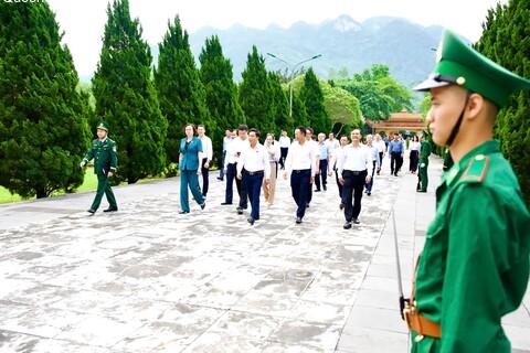 Ảnh: Phó Chủ tịch Quốc hội, Thượng tướng Nguyễn Doãn Anh dâng hương tại Nghĩa trang Liệt sĩ quốc tế Đồng Tâm, tỉnh Thanh Hóa sáng 29/4