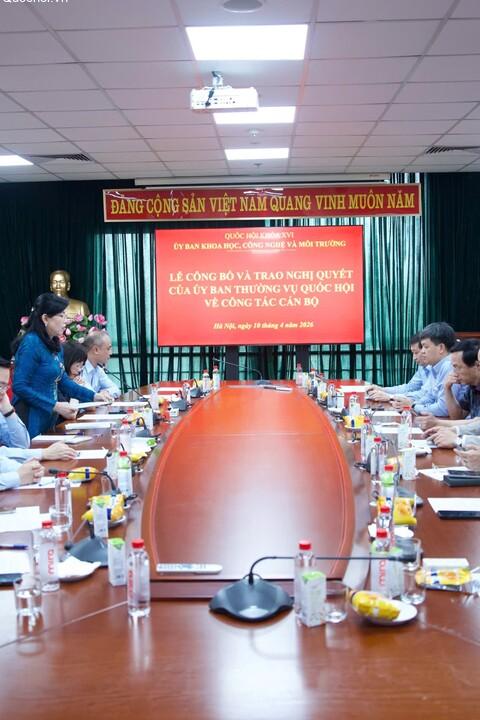 Ủy ban Khoa học, Công nghệ và Môi trường công bố và trao Nghị quyết của Ủy ban Thường vụ Quốc hội về công tác cán bộ