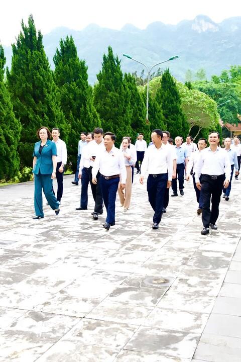 Ảnh: Phó Chủ tịch Quốc hội, Thượng tướng Nguyễn Doãn Anh dâng hương tại Nghĩa trang Liệt sĩ quốc tế Đồng Tâm, tỉnh Thanh Hóa sáng 29/4
