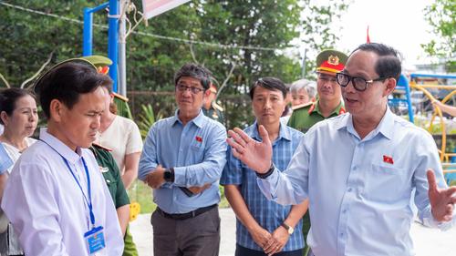 Phó Chủ tịch Quốc hội, Thượng tướng Trần Quang Phương kiểm tra, giám sát công tác bầu cử tại xã Đất Mũi, Cà Mau