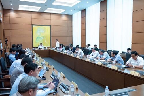Ảnh: Chủ nhiêm Ủy ban Quốc phòng, An ninh và Đối ngoại, Thượng tướng Lê Tấn Tới tham dự thảo luận ở Tổ 3 sáng ngày 10/4