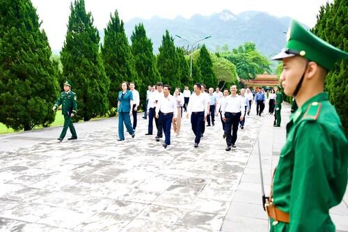Ảnh: Phó Chủ tịch Quốc hội, Thượng tướng Nguyễn Doãn Anh dâng hương tại Nghĩa trang Liệt sĩ quốc tế Đồng Tâm, tỉnh Thanh Hóa sáng 29/4