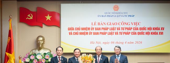 [Ảnh] Lễ bàn giao công tác giữa Chủ nhiệm Ủy ban Pháp luật và Tư pháp khoá XV và Chủ nhiệm Ủy ban Pháp luật và Tư pháp khoá XVI