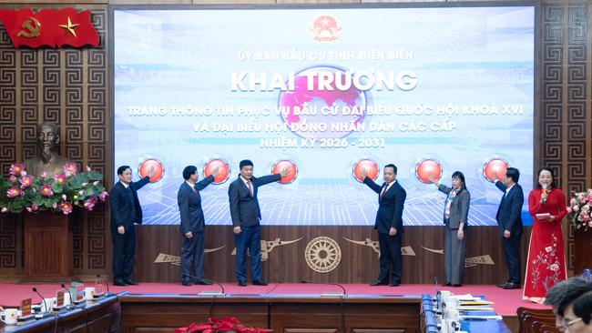 Phó Chủ tịch Quốc hội Vũ Hồng Thanh dự khai trương Trang thông tin điện tử bầu cử tại Điện Biên