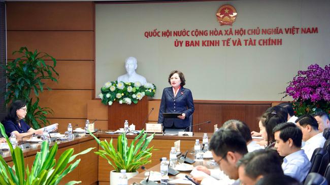 Phó Chủ tịch Quốc hội Nguyễn Thị Hồng làm việc với Thường trực Ủy ban Kinh tế và Tài chính