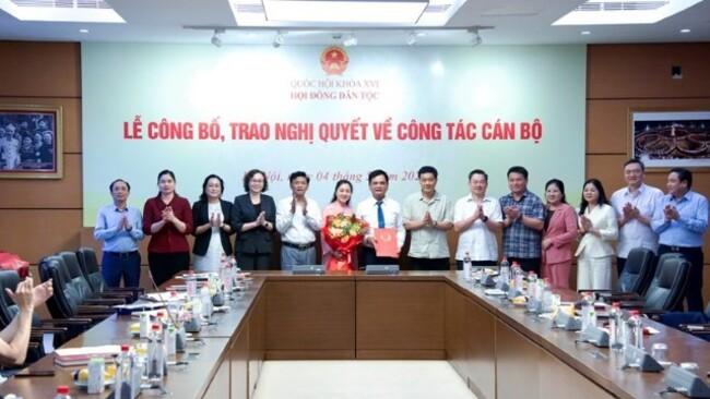 Hội đồng Dân tộc trao Nghị quyết nghỉ hưu đối với Phó Chủ tịch HĐDT Nguyễn Lâm Thành