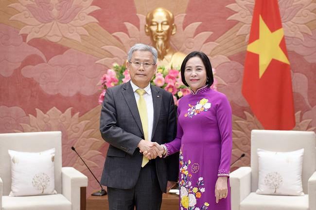 Phó Chủ tịch Quốc hội Nguyễn Thị Thanh tiếp Chủ tịch kiêm Tổng Giám đốc Tập đoàn điện lực Hàn Quốc