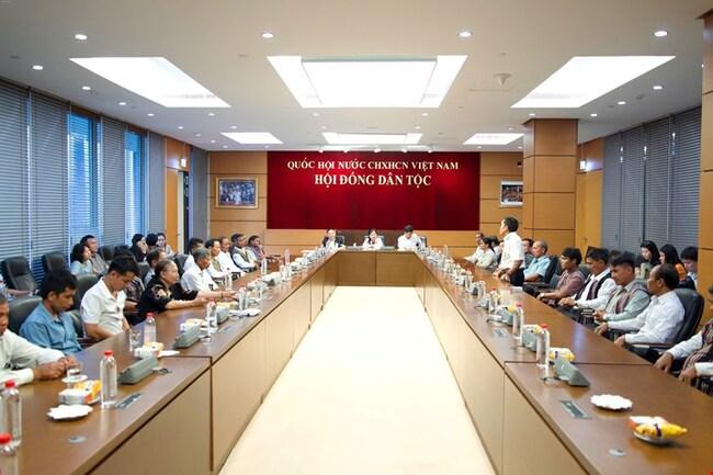 Phó Chủ tịch Hội đồng Dân tộc Đinh Thị Phương Lan tiếp Đoàn đại biểu người có uy tín tỉnh Quảng Ngãi