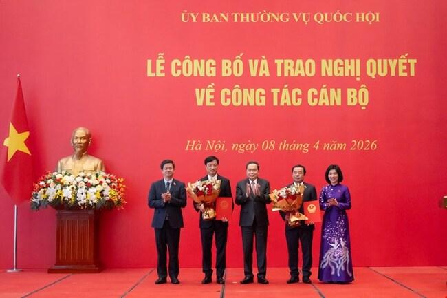 Chủ tịch Quốc hội Trần Thanh Mẫn trao Nghị quyết phê chuẩn Trưởng đoàn đại biểu Quốc hội