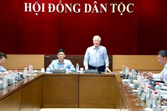 Phó Chủ tịch Thường trực Quốc hội Đỗ Văn Chiến dự Phiên họp thường kỳ của Thường trực Hội đồng Dân tộc