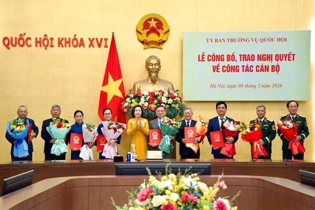 Phó Chủ tịch Quốc hội Nguyễn Thị Thanh dự Lễ Công bố, trao Nghị quyết của Ủy ban Thường vụ Quốc hội về công tác cán bộ