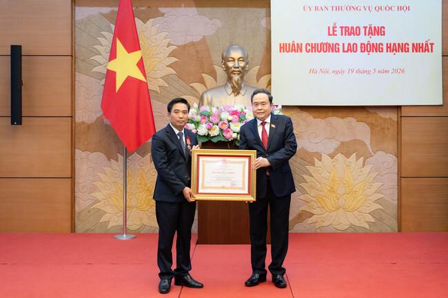 Chủ tịch Quốc hội dự Lễ trao tặng Huân chương Lao động Hạng Nhất