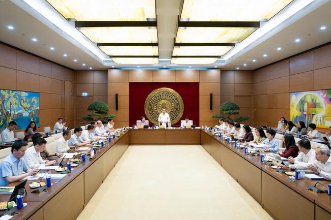 Chủ tịch Quốc hội làm việc với Thường trực Ủy ban Kinh tế và Tài chính