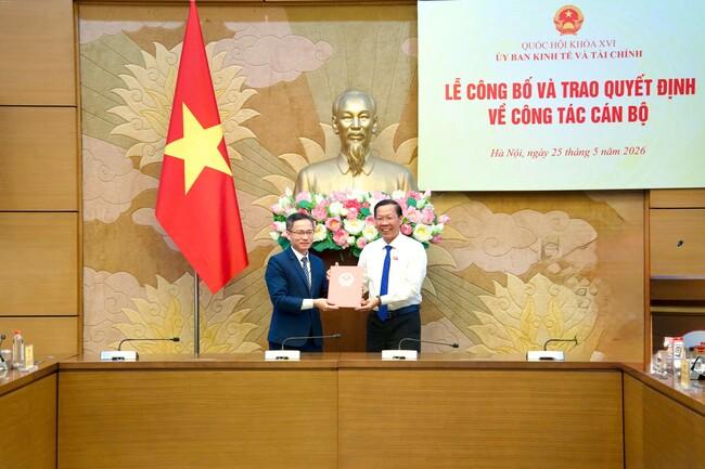 Ủy ban Kinh tế và Tài chính trao quyết định bổ nhiệm Vụ trưởng Vụ Kinh tế và Tài chính