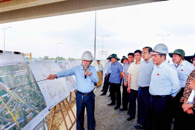 Phó Chủ tịch Quốc hội Nguyễn Hồng Diên khảo sát thực địa dự án đường Vành đai 3 TP. Hồ Chí Minh