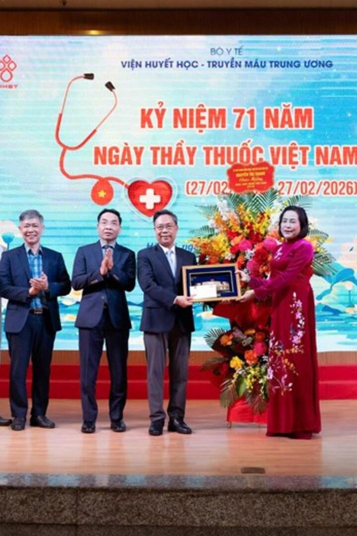 [Ảnh] Phó Chủ tịch Quốc hội Nguyễn Thị Thanh chúc mừng Ngày Thầy thuốc Việt Nam tại Viện Huyết học - Truyền máu Trung ương