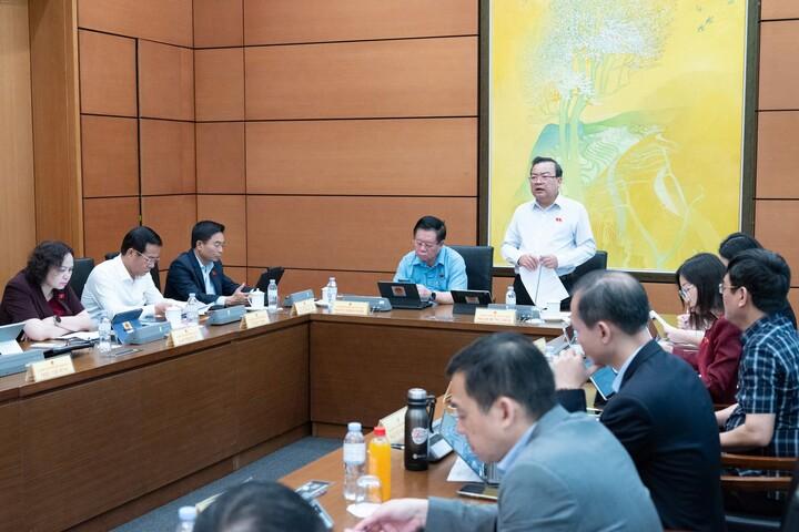 Ảnh: Phó Chủ tịch Quốc hội, Thượng tướng Nguyễn Doãn Anh tham dự thảo luận ở Tổ 3 sáng ngày 9/4 về dự án Luật Tiếp cận thông tin (sửa đổi)