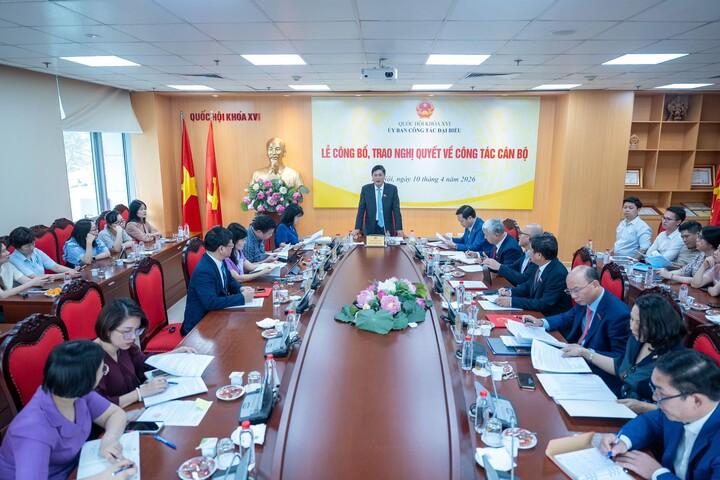 Ủy ban Công tác đại biểu của Quốc hội tổ chức Lễ công bố, trao Nghị quyết của Ủy ban Thường vụ Quốc hội về công tác cán bộ