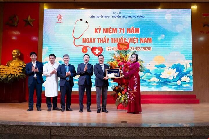 [Ảnh] Phó Chủ tịch Quốc hội Nguyễn Thị Thanh chúc mừng Ngày Thầy thuốc Việt Nam tại Viện Huyết học - Truyền máu Trung ương