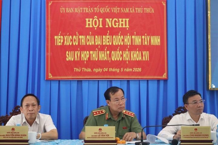 Ảnh: Chủ nhiệm Ủy ban Quốc phòng, An ninh và Đối ngoại, Thượng tướng Lê Tấn Tới tiếp xúc cử tri các xã Thủ Thừa, Tân Long, Lương Hòa, tỉnh Tây Ninh