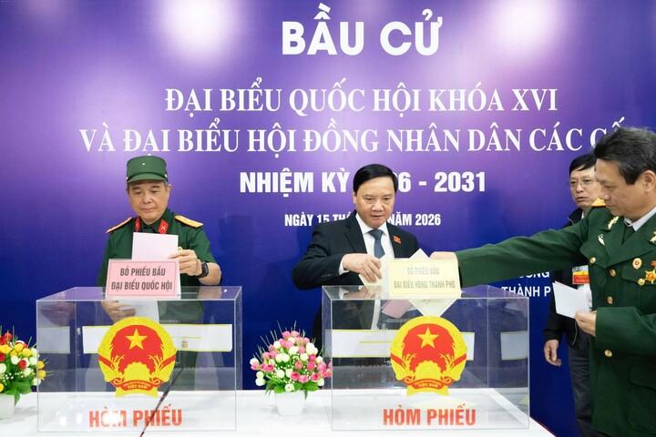 [Ảnh] Phó Chủ tịch Quốc hội Nguyễn Khắc Định bỏ phiếu bầu cử tại phường Cầu Giấy, Hà Nội