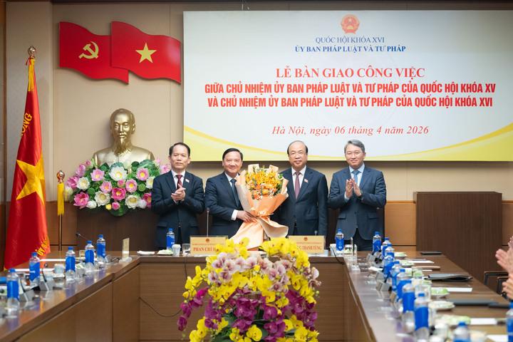 [Ảnh] Lễ bàn giao công tác giữa Chủ nhiệm Ủy ban Pháp luật và Tư pháp khoá XV và Chủ nhiệm Ủy ban Pháp luật và Tư pháp khoá XVI