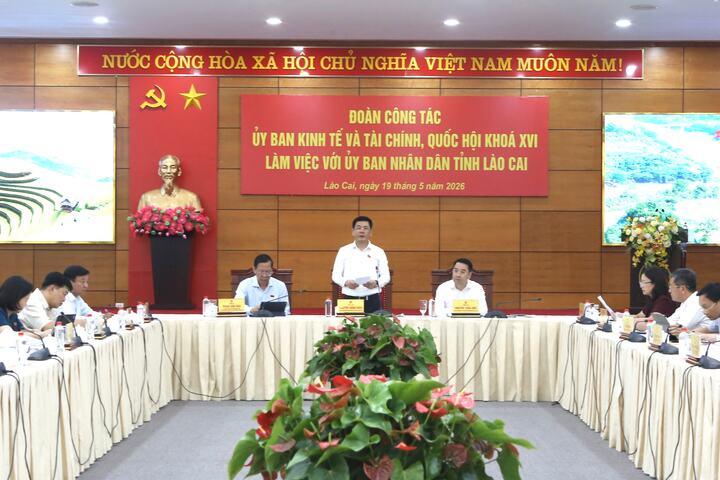 Phó Chủ tịch Quốc hội Nguyễn Hồng Diên làm việc với UBND tỉnh Lào Cai