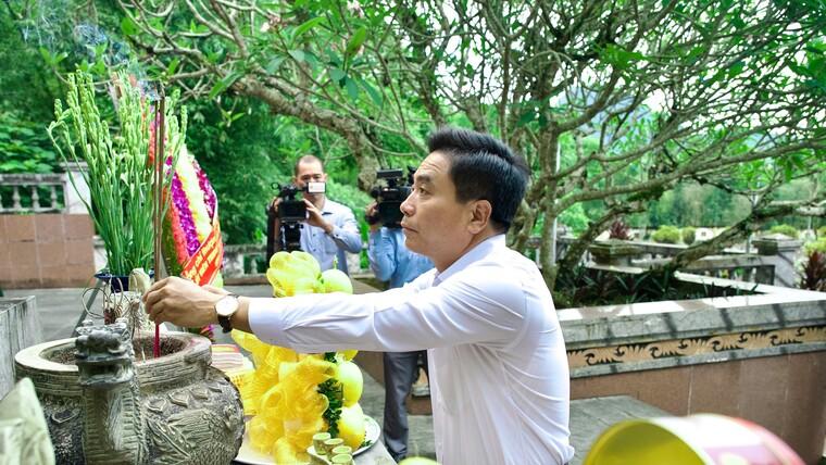 Phó Chủ tịch Quốc hội, Thượng tướng Nguyễn Doãn Anh dâng hương tại Nghĩa trang Liệt sĩ quốc tế Đồng Tâm, tỉnh Thanh Hóa