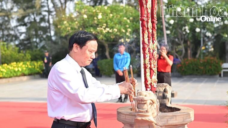Phó Chủ tịch Quốc hội Nguyễn Khắc Định dâng hương tại Khu tưởng niệm chiến sĩ Gạc Ma