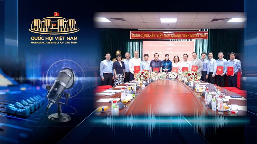 Ủy ban Khoa học, Công nghệ và Môi trường công bố và trao Nghị quyết của Ủy ban Thường vụ Quốc hội về công tác cán bộ