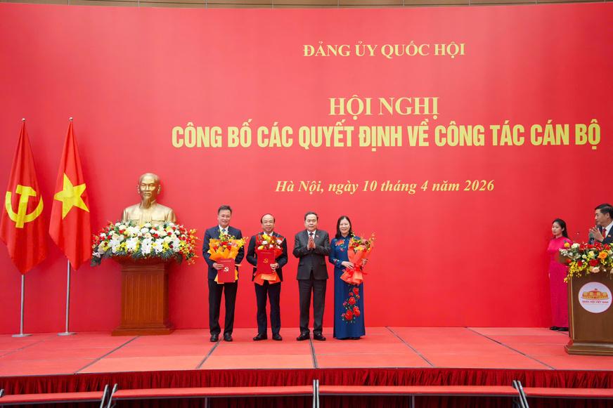 Bí thư Đảng ủy, Chủ tịch Quốc hội Trần Thanh Mẫn trao các Quyết định của Ban Thường vụ Đảng ủy Quốc hội về công tác cán bộ