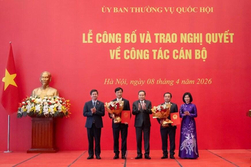 Chủ tịch Quốc hội Trần Thanh Mẫn trao Nghị quyết phê chuẩn Trưởng đoàn đại biểu Quốc hội