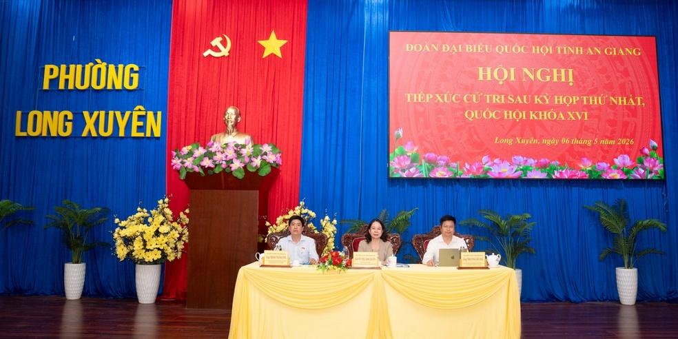 Phó Chủ tịch nước Võ Thị Ánh Xuân tiếp xúc cử tri phường Long Xuyên và xã An Châu, tỉnh An Giang